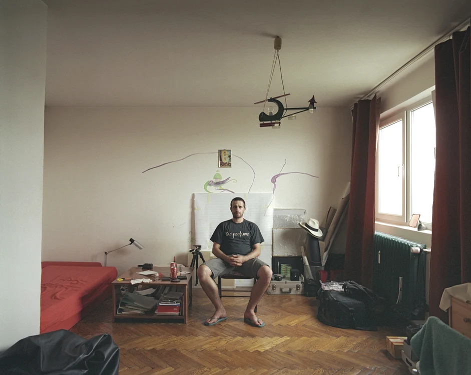 Bogdan Gîrbovan, în garsoniera unde locuieştefoto Bogdan Gîrbovan. sursa: VICE