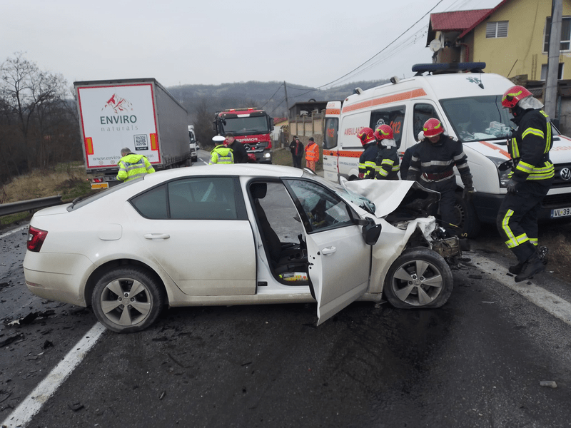Trafic blocat total pe DN7, între Vâlcea și Argeș, în urma unui accident rutier FOTO VIDEO