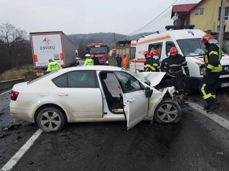 Accident pe DN7 în Blidari Vâlcea Foto ISU Vâcea jpeg