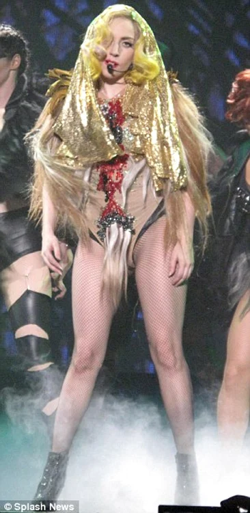 
    GaGa, în timpul concertului din Marea Britanie  
