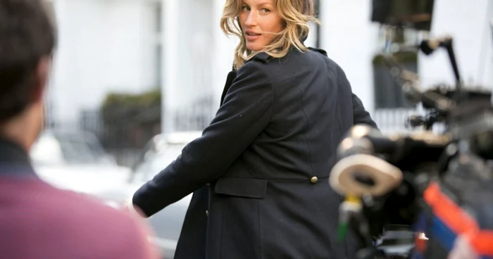 Giselle  Bündchen, în timpul şedinţei foto pentru campania de toamnă FOTO H&M