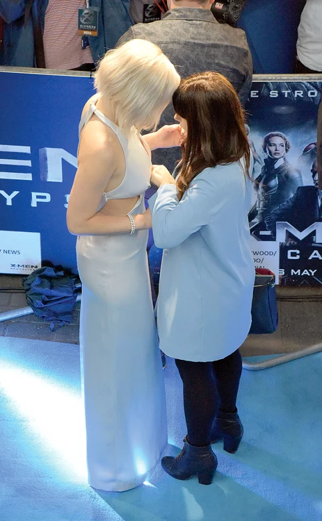 Asistenta  îi repară  decolteul