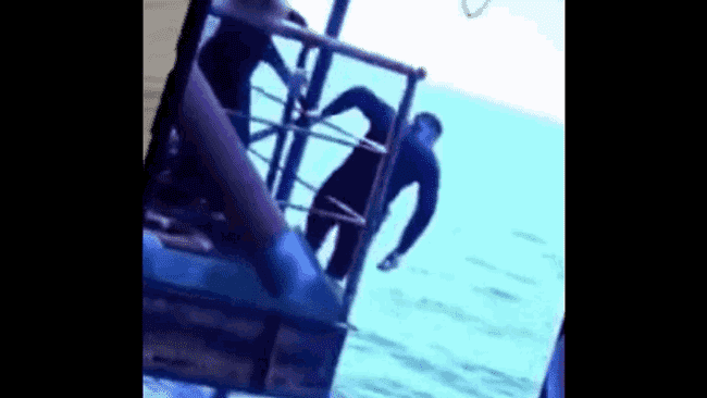 Operațiune sub foc. Fostul șef al spionajului ucrainean sare de pe o platformă de foraj din Marea Neagră în timpul unui atac rusesc