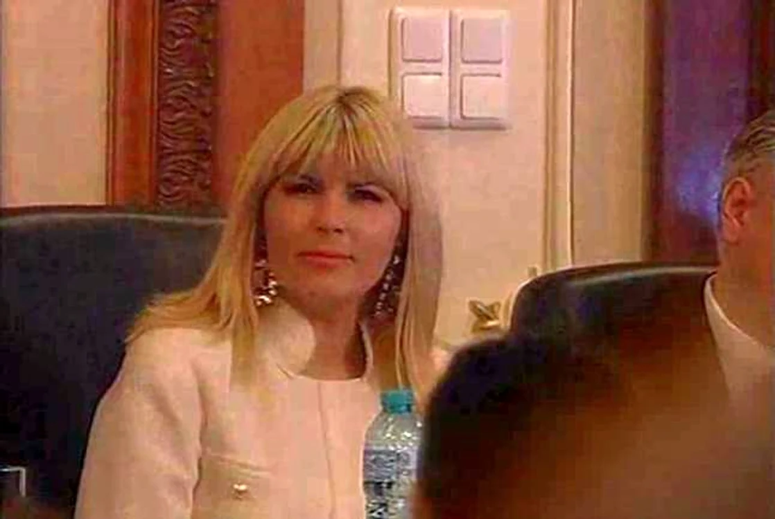 Elena Udrea are tenul mai întins şi buzele mai voluminoase