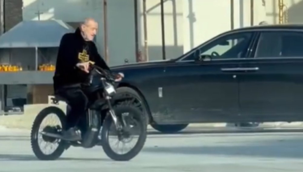 N-a fost AI! De ce a dat Gigi Becali ture cu bicicleta electrică, în curtea unei biserici din Voluntari: „I-am făcut proba!”