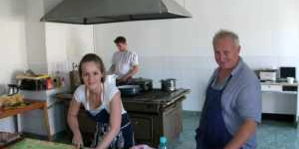 Paul Bloomfield (dreapta) a mers mai mulţi ani prin Ardeal pentru a culege reţete tradiţionale (Arhivă personală)