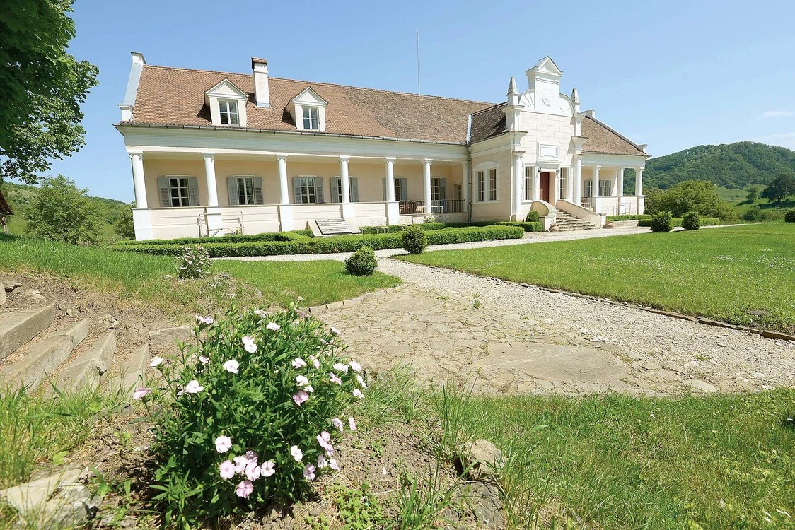 Conacul Apafi, din judeţul Sibiu, datează din sec. al XV-lea şi are o bucătărie, o bibliotecă, un living decorat în stil clasic şi o grădină vastăFoto: Hepta