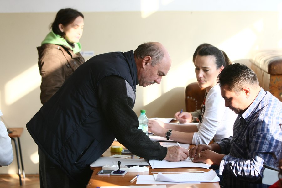 Ce este interzis în ziua alegerilor prezidenţiale. Cei care nu respectă aceste reguli riscă amenzi şi chiar pedepse cu închisoarea