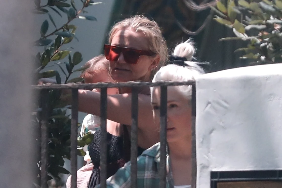 Cameron Diaz îşi ţine fetiţa în braţe. Foto: Profimedia