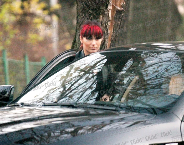 
    Solista şi amica ei au stat peste 40 de  minute la taclale,  apoi au plecat cu  maşina roşcatei  