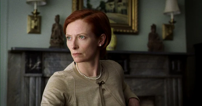 Tilda Swinton în "Burn after Reading", de Joel şi Ethan Coen. Foto: outnow.ch