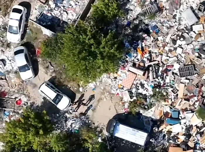 Patru persoane, prinse în flagrant în timp ce aruncau ilegal gunoaie FOTO: Captură video