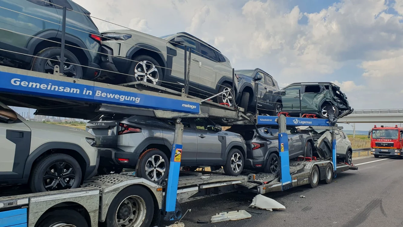 Două dintre autocamioane transportau autoturisme FOTO: DRDP Craiova