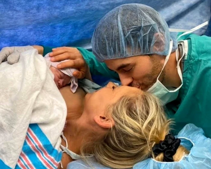 Enrique Iglesias alături de soție și de cel de-al treilea copil