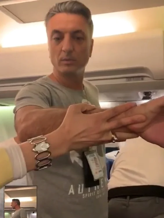 Agentul de securitate de la Tarom în timp ce-i împiedică pe pasageri să filmeze