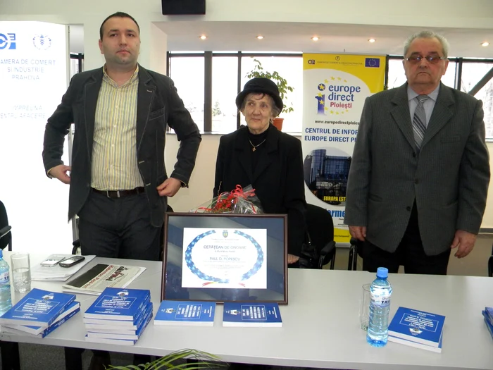 Viceprimarul Raul Petrescu (stânga) a oferit Leliei Popescu diploma care atestă titlul de „Cetăţean de Onoare“, acordat post-mortem regretatului istoric. FOTO Dana Mihai