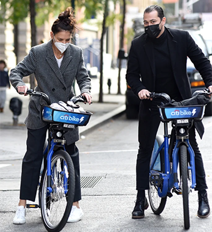 S-a plimbat cu iubitul pe biciclete