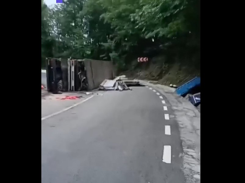 Trafic blocat între Predeal și Râșnov, după ce un TIR s-a răsturnat. Circulația este deviată
