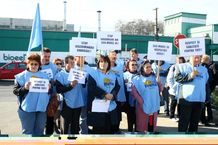Sindicaliştii au protestat în faţa fabricii de lapte din Tîrgu-Mureş FOTO: Ionel Albon