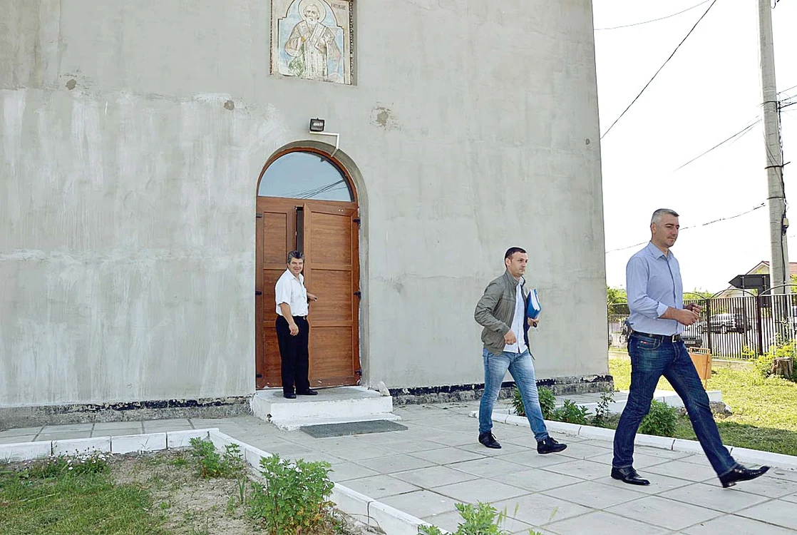 
    Procurorii au descins ieri la biserică  