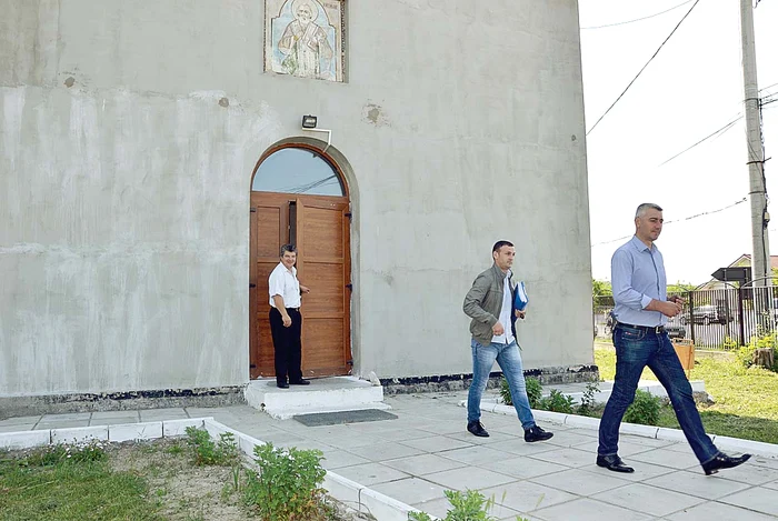 
    Procurorii au descins ieri la biserică  