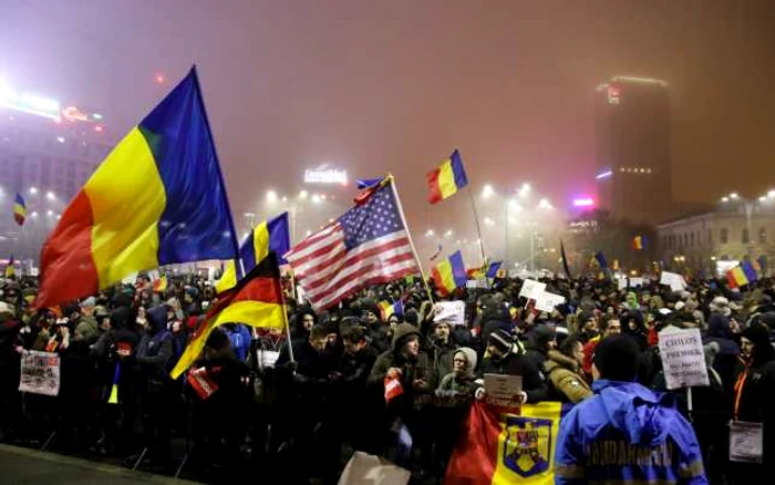 Românii au ieşit iar în stradă, în Piaţa Victoriei, pentru a 14-a zi la rând FOTO Inquam