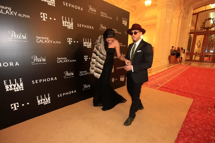 Antonia a avut mici probleme cu trena rochiei pe care a purtat-o