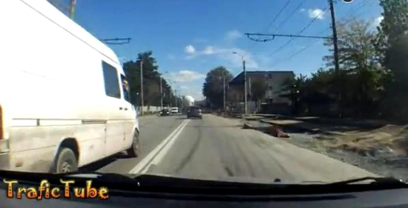 Şofer care depăşeşte pe linie continuă FOTO: caputură film trafictube.ro