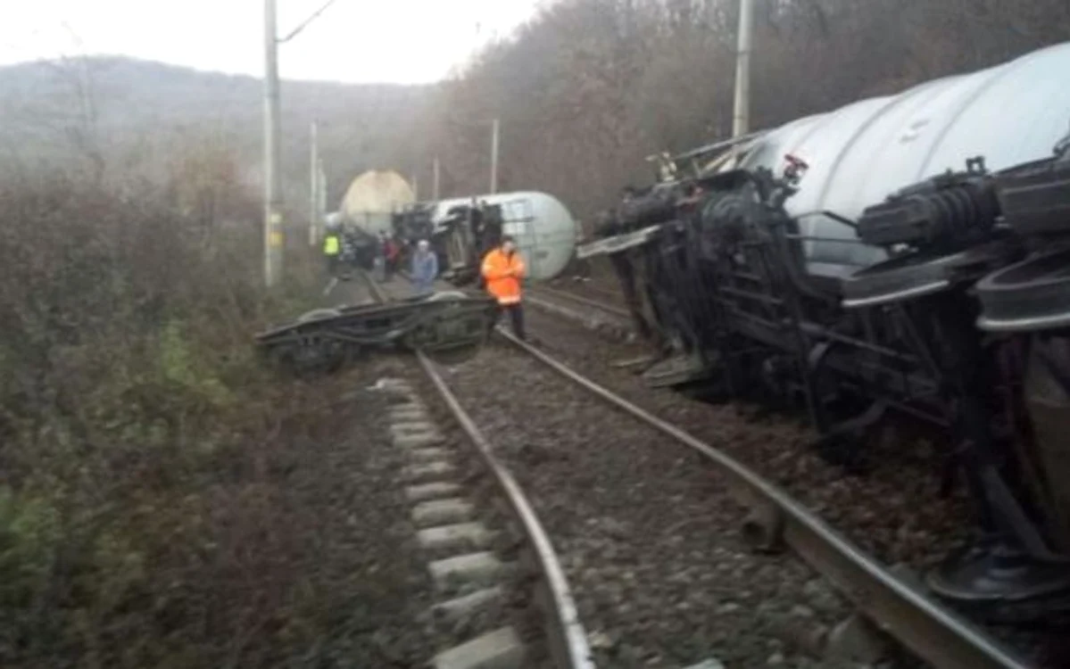 
    De 24 de ore traficul feroviar este blocat în județul Brașov din cauza deraierii unei garnituri cu combustibil  