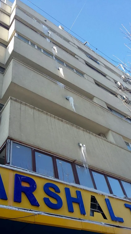 Blocurile din centrul Capitalei erau pline de țurțuri