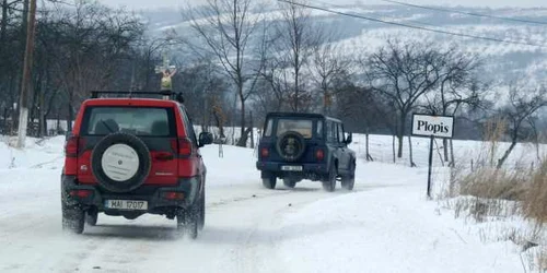 Ajutoarele au fost duse vineri cu maşini de teren