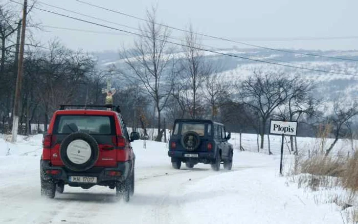 Ajutoarele au fost duse vineri cu maşini de teren