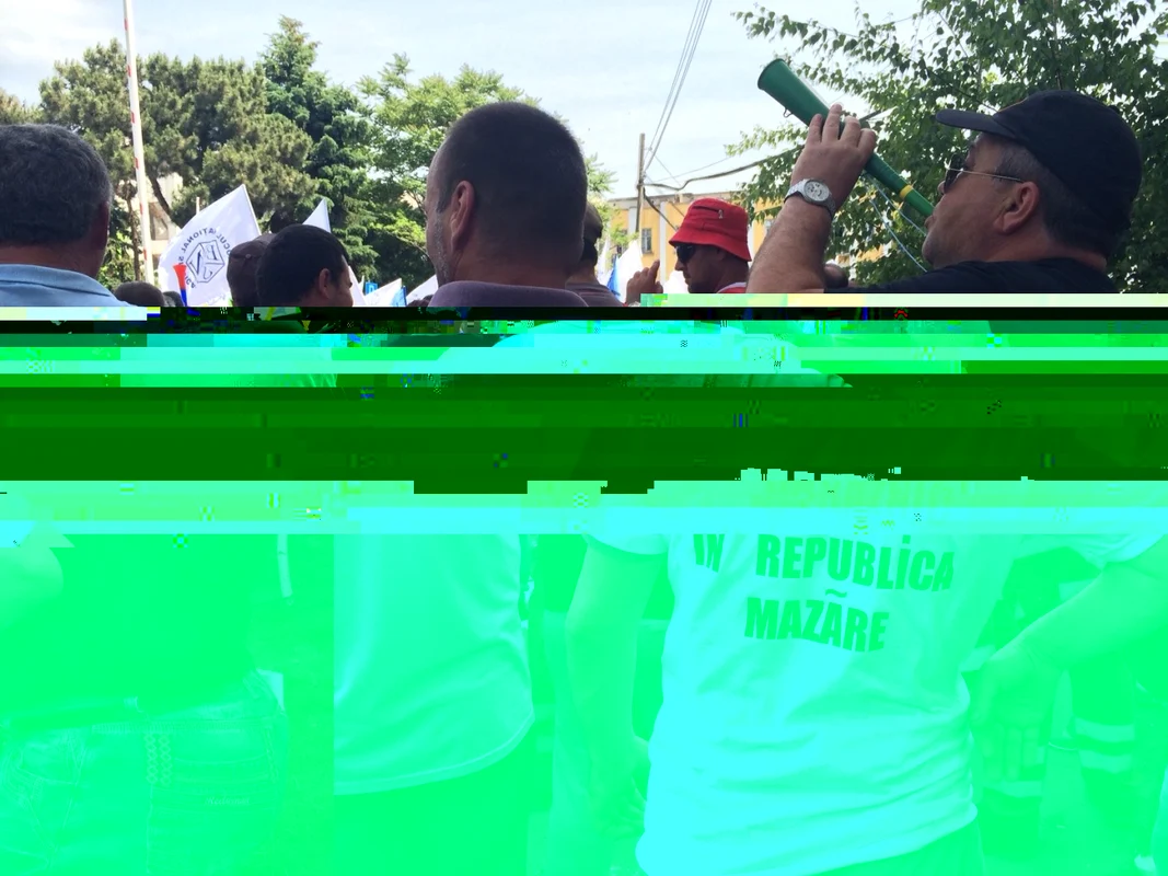 Sindicaliştii portuari protestează în faţa Primăriei/Prefecturii Constanţa FOTO Adrian Boioglu