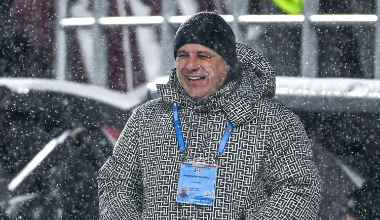 Marius Șumudică, lăsat singur în plină ninsoare   FOTO Facebook Rapid 1923