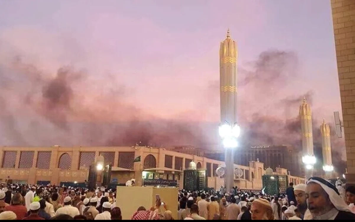 
    Moscheea din Medina unde a avut loc unul dintre atacuriFoto: Twitter  