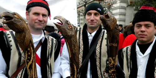 Cealăul are în vârf un cap de urs sau de vultur cu ochi coloraţi şi limbă roşie