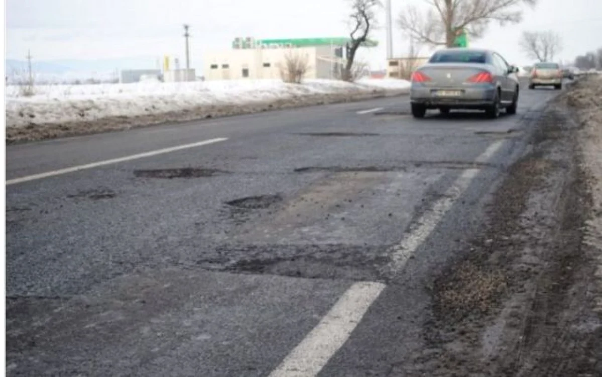 DN 73 este practic ciuruit pe porţiunea Râşnov-Bran. FOTOArhivă.