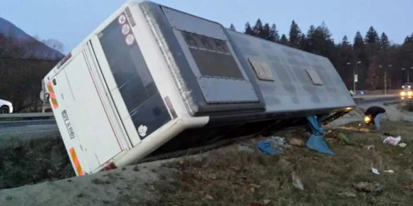 Autocarul a ajuns într-un şanţ de pe marginea drumului. FOTOISU Braşov