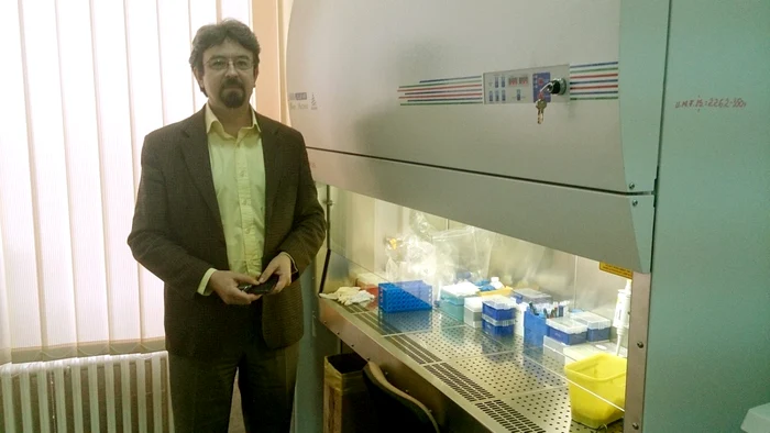 Dr. Lucian Negură, specialist în biologie moleculară, în laboratorul Departamentului de Oncogenetică de la UMF Iaşi. FOTO: Iulia Ciuhu