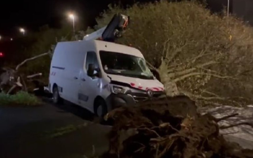 Furtuna Ciaran s-a abătut asupra vestului Europei. O persoană a murit în Franța VIDEO