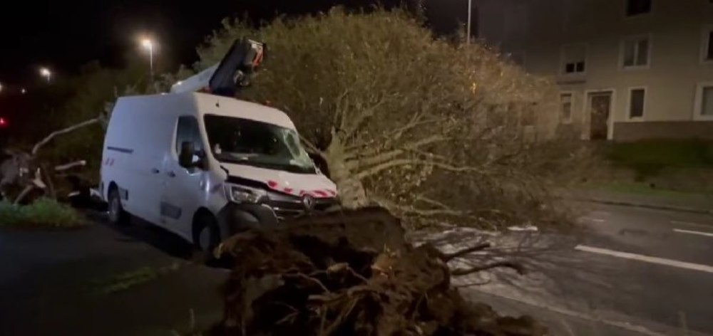 Furtuna Ciaran: Cel puţin şase morţi şi transporturi perturbate în Europa VIDEO