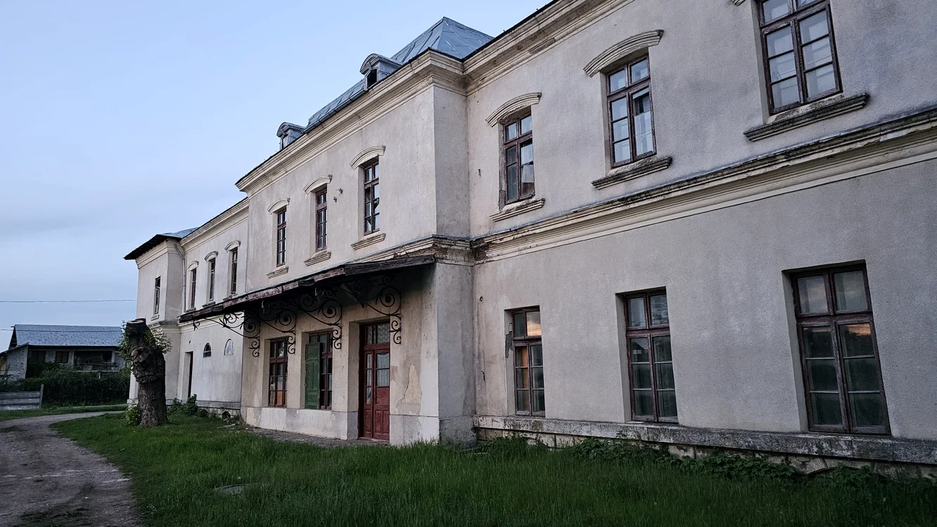 Clădirea fostei gări este în paragină, la periferia Râmnicului FOTO I. Bunilă