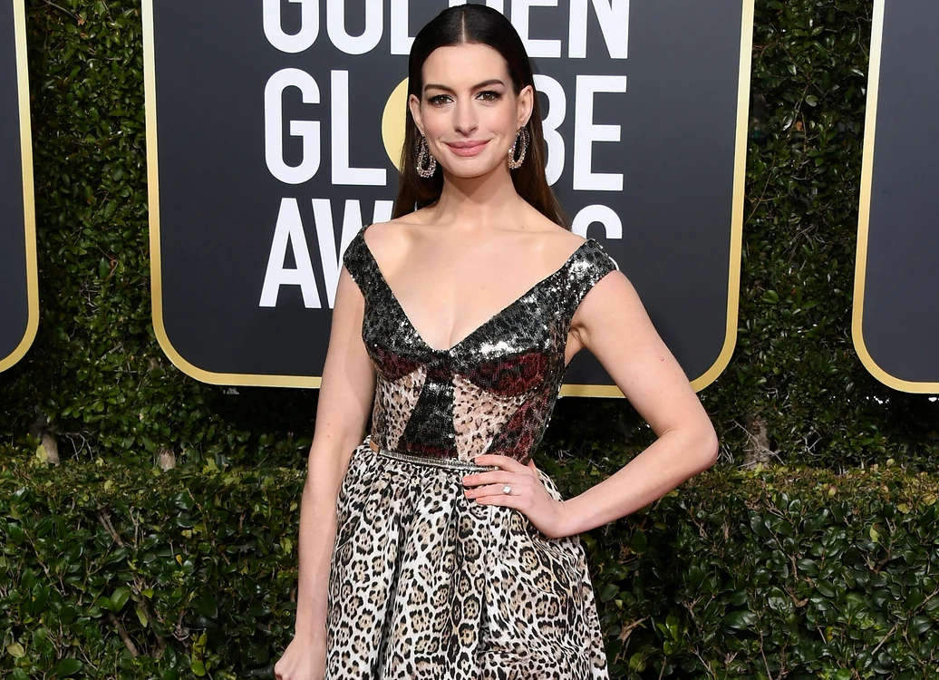 
    Anne Har'thaway, de 36 de ani, a purtat o rochie marca Elie Saab la Globurile de Aur 2019Foto: Guliver / Gettyimages  