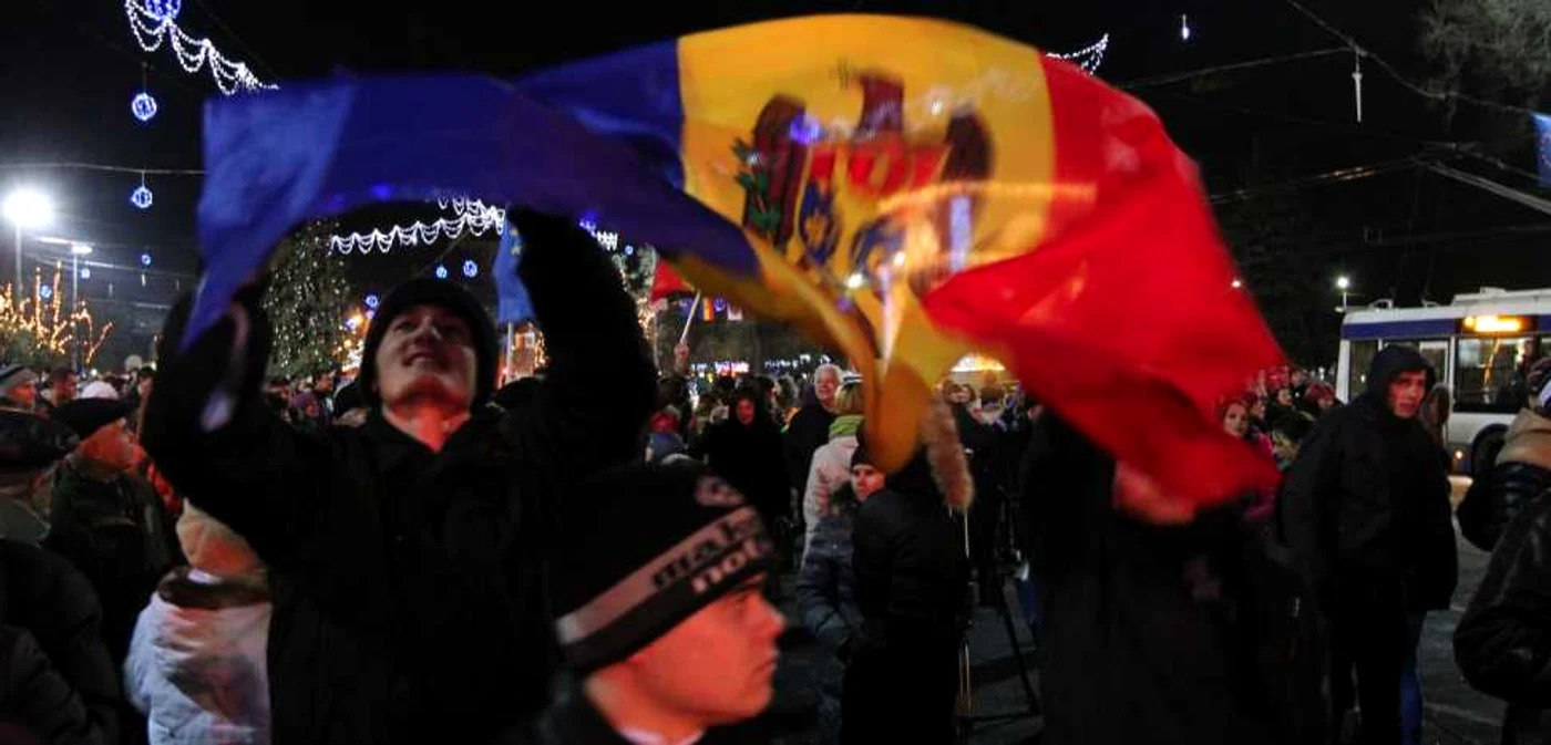 Moldovenii din Chişinău, sărbătorind în stradă parafarea Acordului de Asociere cu UE de către Republica Moldova, la Summitul Parteneriatului Estic de la Vilnius, în noiembrie 2013 FOTO Tudor Iovu