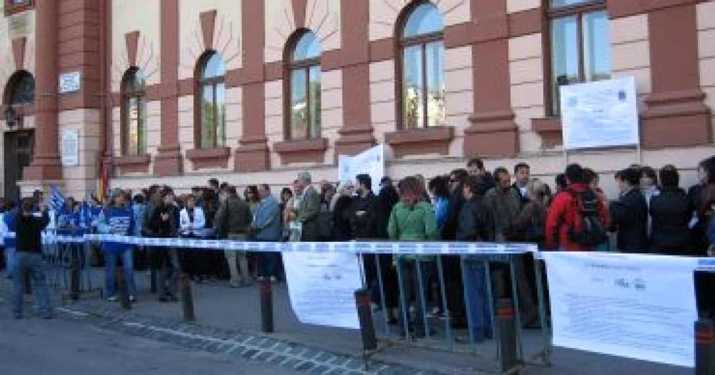 Braşov: Bugetarii braşoveni au protestat în faţa Prefecturii