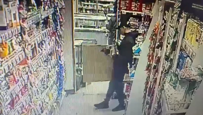 Camerele l-au surprins pe individ în timp ce evalua prada. FOTO captură video DGMB