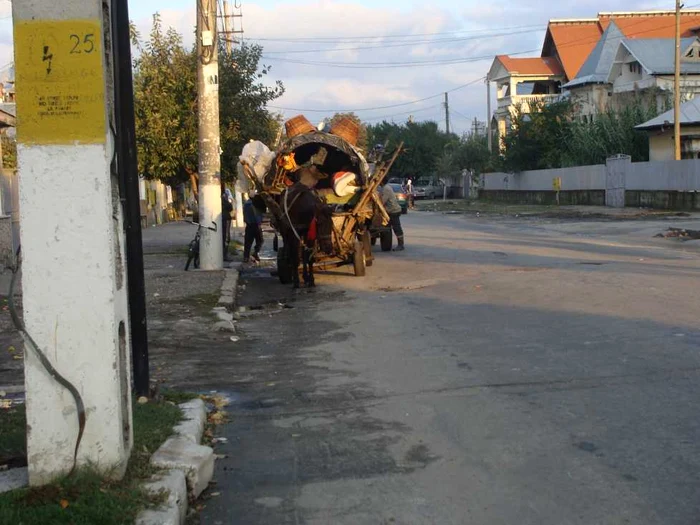 Poliţiştii au căutat în casele rromilor din Drăgăşani, obiecte gospodăreşti furate