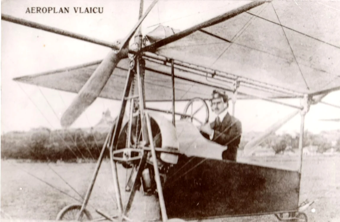 27 Aurel Vlaicu la bordul aparatului sau la Sibiu jpg jpeg