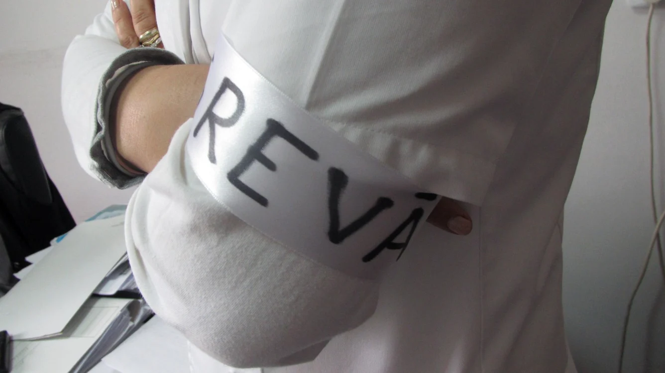 foto banderolă cu textul „GREVĂ”