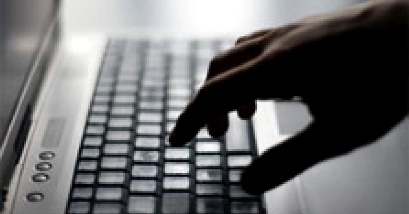 Tânărul înşelat îşi achiziţionase telefonul mobil de pe internet FOTO: adevarul.ro